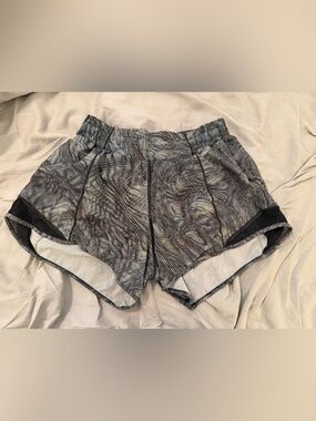 Lululemon Hotty Hot Low Rise Shorts Size 6 4” Inseam Green Swirl Pattern